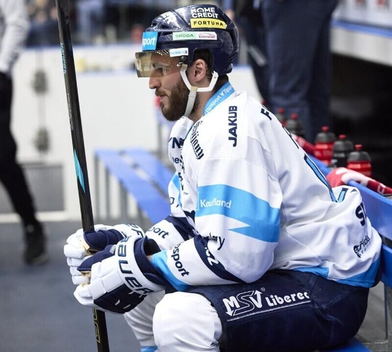 Tomáš Filippi na střídačce. Foto z www.hcbilitygri.cz